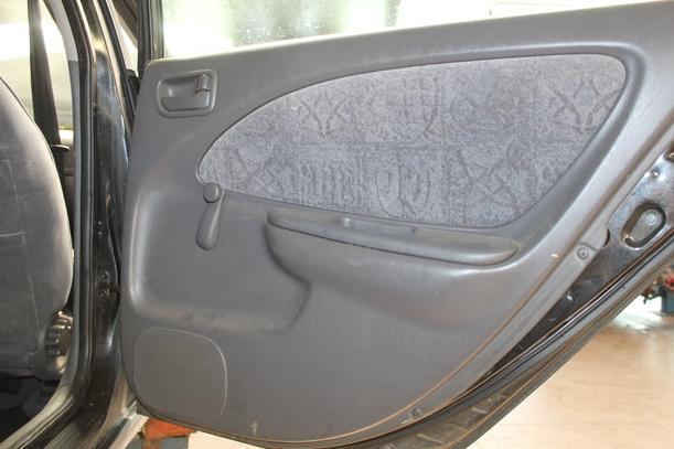 Foto: TÜR HINTEN RECHTS ( COMBI ) eines Toyota Avensis 1.6 Combi GL