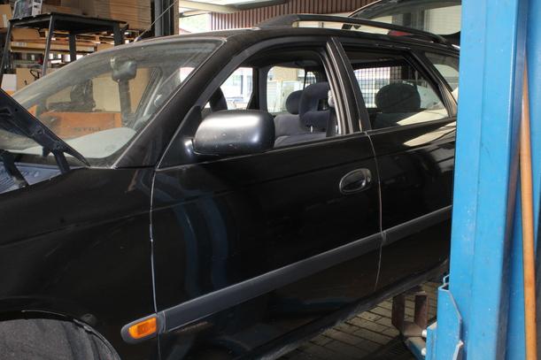 Foto: TÜR VORN LINKS ( COMBI ) eines Toyota Avensis 1.6 Combi GL