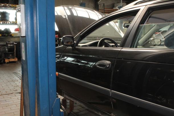 Foto: TÜR VORN LINKS ( COMBI ) eines Toyota Avensis 1.6 Combi GL
