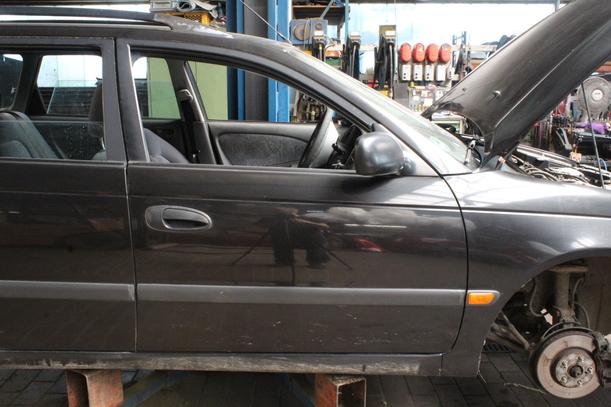 Foto: TÜR VORN RECHTS ( COMBI ) eines Toyota Avensis 1.6 Combi GL