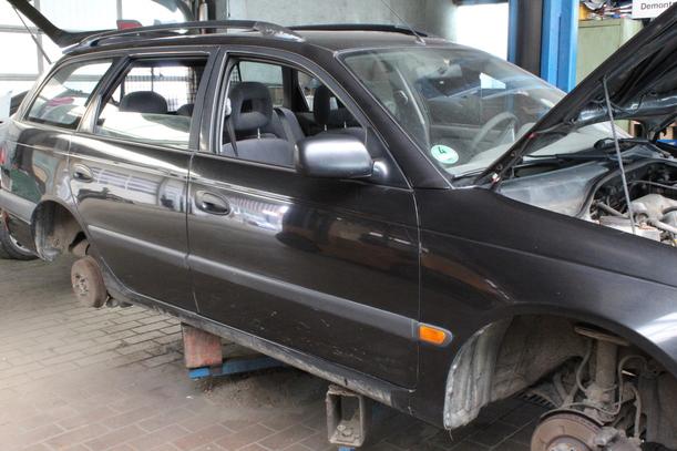 Foto: TÜR VORN RECHTS ( COMBI ) eines Toyota Avensis 1.6 Combi GL