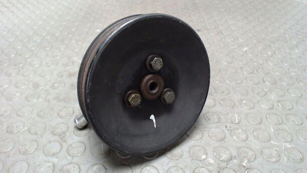 Foto: PUMPE SERVOLENKUNG / SERVOPUMPE eines Ford Sierra GL