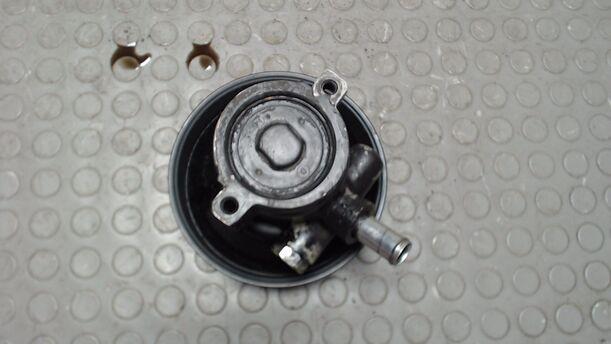 Foto: PUMPE SERVOLENKUNG / SERVOPUMPE eines Ford Sierra GL