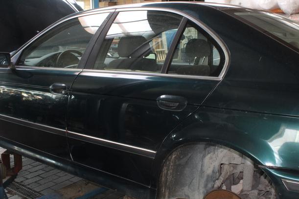 Foto: TÜR HINTEN LINKS eines BMW 520i GL