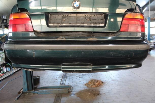 Foto: STOSSFÄNGER / STOßSTANGE HINTEN eines BMW 520i GL