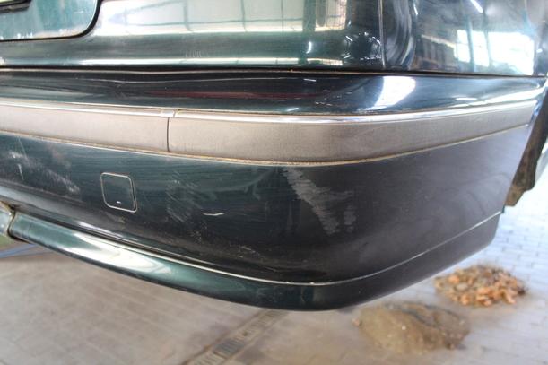 Foto: STOSSFÄNGER / STOßSTANGE HINTEN eines BMW 520i GL