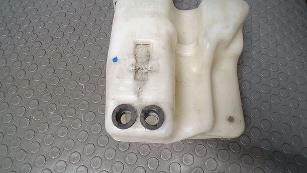 Foto: SCHEIBENWASCHBEHÄLTER eines Toyota Avensis 1.6 Combi GL
