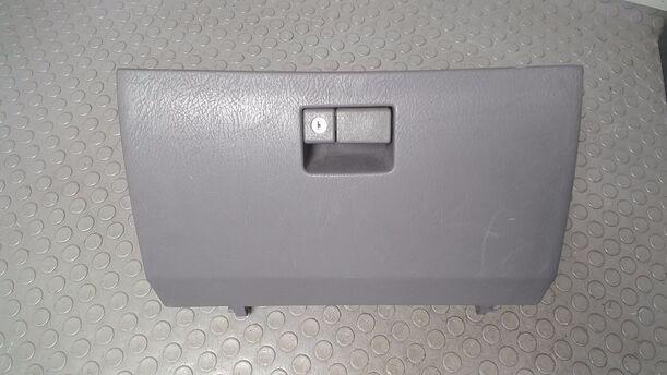 Foto: HANDSCHUHFACH ( ABSCHLIESSBAR OHNE SCHLÜSSEL ) eines Toyota Avensis 1.6 Combi GL