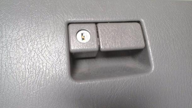 Foto: HANDSCHUHFACH ( ABSCHLIESSBAR OHNE SCHLÜSSEL ) eines Toyota Avensis 1.6 Combi GL