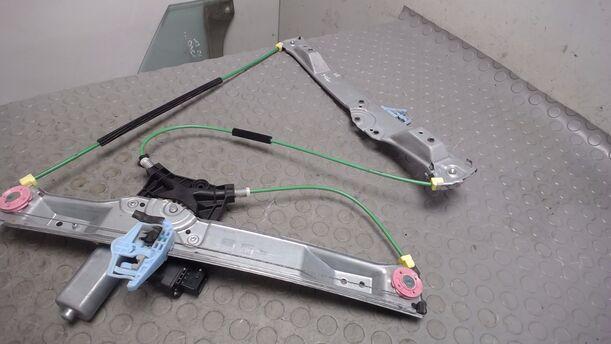 Foto: FENSTERHEBER ELEKTRISCH RECHTS  (2 /3-Türer) eines Opel Corsa 1.0 12V GL