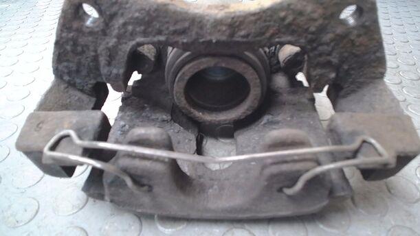 Foto: BREMSSATTEL VORN LINKS ( INNENBELÜFTET ) eines Toyota Avensis 1.6 Combi GL