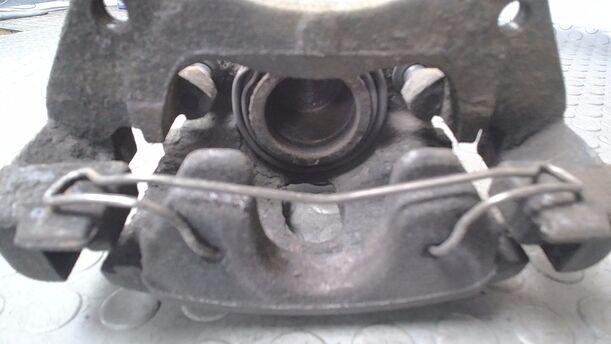 Foto: BREMSSATTEL VORN RECHTS ( INNENBELÜFTET ) eines Toyota Avensis 1.6 Combi GL