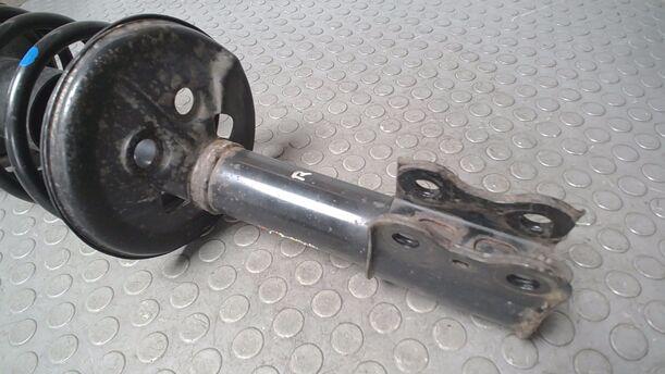 Foto: FEDERBEIN VORN RECHTS eines Toyota Avensis 1.6 Combi GL