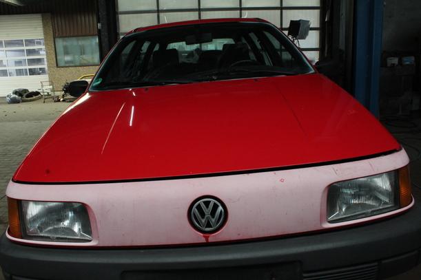 Foto: MOTORHAUBE ( BIS 1993 ) eines VW Passat Variant 1.8 GL