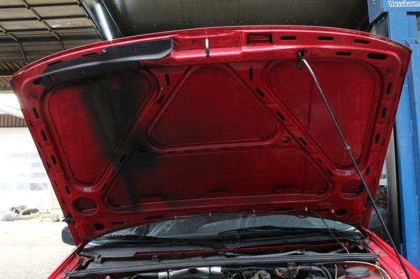 Foto: MOTORHAUBE ( BIS 1993 ) eines VW Passat Variant 1.8 GL