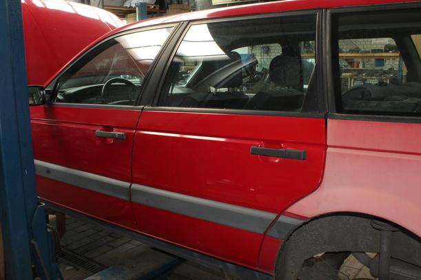 Foto: TÜR HINTEN LINKS ( VARIANT / BIS 1993 ) eines VW Passat Variant 1.8 GL