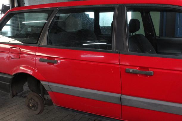 Foto: TÜR HINTEN RECHTS ( VARIANT / BIS 1993 ) eines VW Passat Variant 1.8 GL