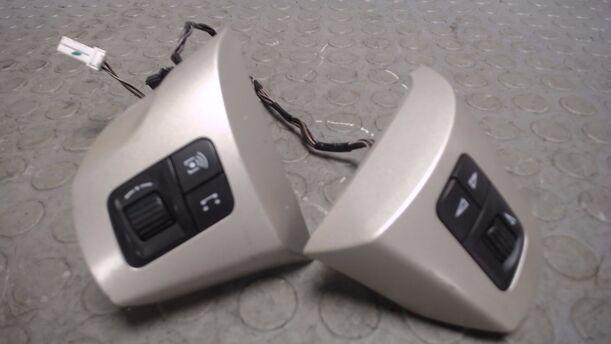 Foto: SCHALTER RADIOBEDIENUNG eines Opel Corsa 1.0 12V GL