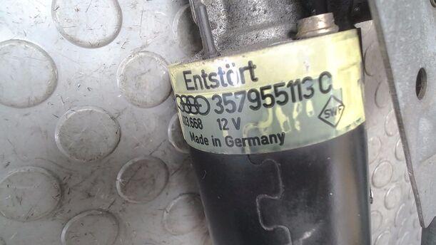 Foto: SCHEIBENWISCHERMOTOR VORN eines VW Passat Variant 1.8 GL