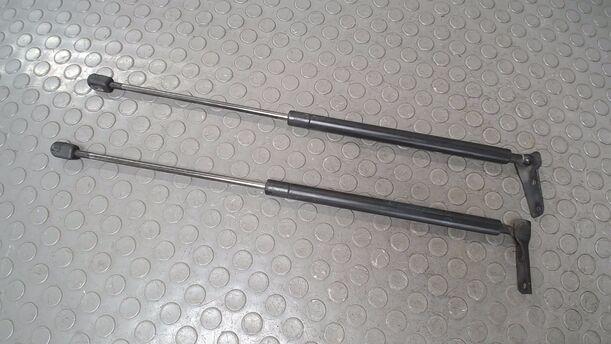 Foto: HECKKLAPPENDÄMPFERPAAR ( VARIANT ) eines VW Passat Variant 1.8 GL