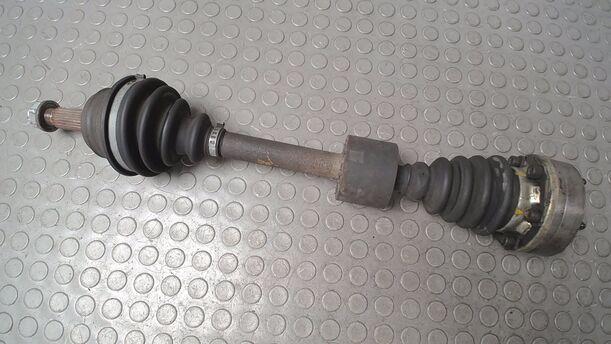 Foto: ANTRIEBSWELLE LINKS ( RP / SCHALTGETRIEBE ) eines VW Passat Variant 1.8 GL