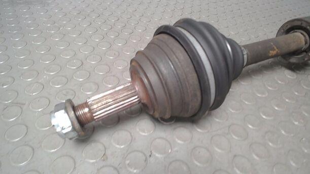 Foto: ANTRIEBSWELLE LINKS ( RP / SCHALTGETRIEBE ) eines VW Passat Variant 1.8 GL