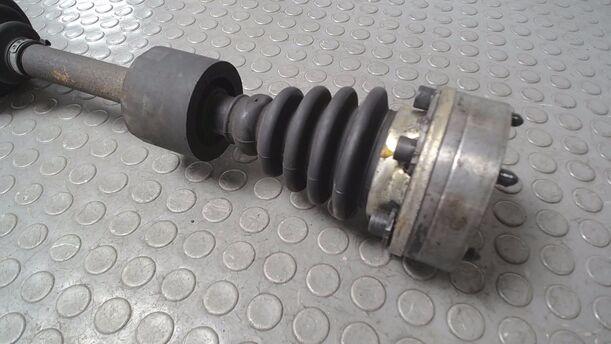 Foto: ANTRIEBSWELLE LINKS ( RP / SCHALTGETRIEBE ) eines VW Passat Variant 1.8 GL