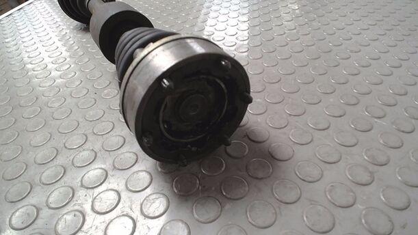 Foto: ANTRIEBSWELLE LINKS ( RP / SCHALTGETRIEBE ) eines VW Passat Variant 1.8 GL