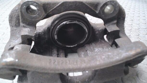 Foto: BREMSSATTEL VORN LINKS ( VOLLSCHEIBEN ) eines VW Passat Variant 1.8 GL