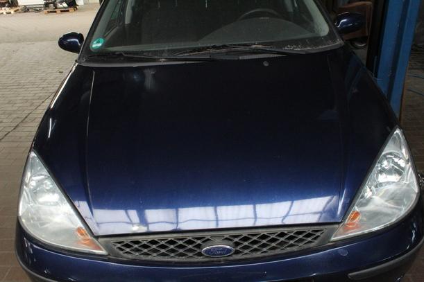 Foto: MOTORHAUBE eines Ford Focus GL
