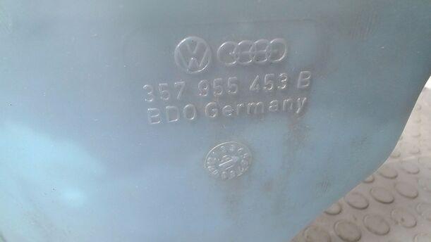 Foto: SCHEIBENWASCHBEHÄLTER eines VW Passat Variant 1.8 GL
