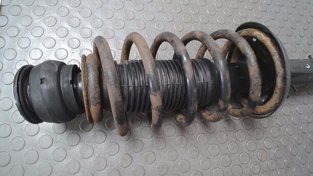 Foto: FEDERBEIN VORN LINKS ( ROSTIG ) eines Audi A3 1.8 GL