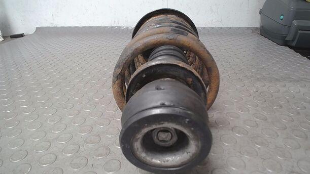 Foto: FEDERBEIN VORN LINKS ( ROSTIG ) eines Audi A3 1.8 GL