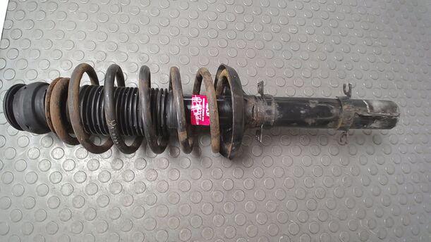 Foto: FEDERBEIN VORN LINKS ( ROSTIG ) eines Audi A3 1.8 GL