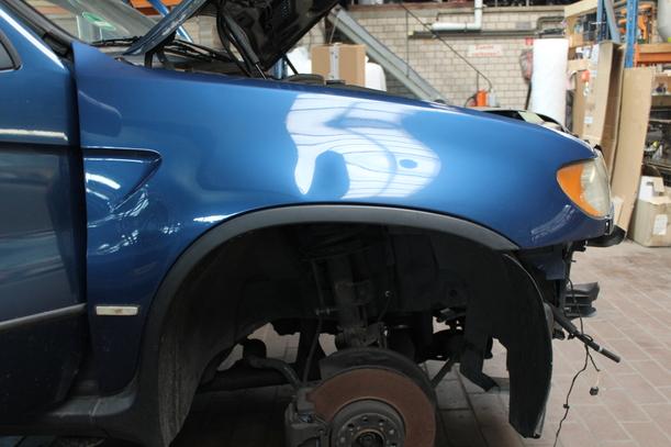 Foto: KOTFLÜGEL RECHTS eines BMW X5 3.0 d GL