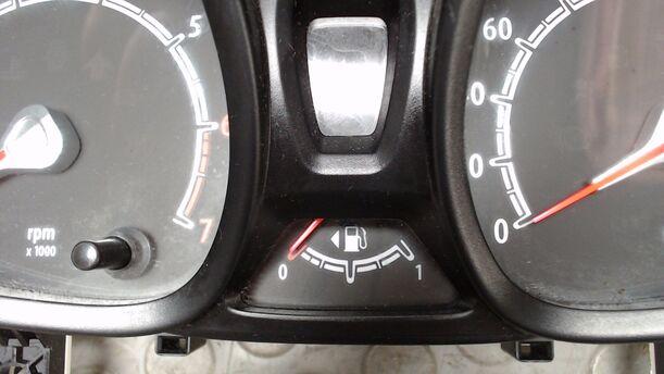 Foto: TACHOEINHEIT / KOMBIINSTRUMENT eines Ford Fiesta 1.25 GL