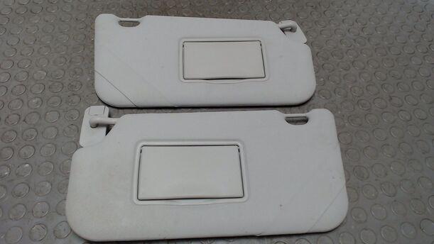 Foto: SONNENBLENDENPAAR eines Ford Fiesta 1.25 GL