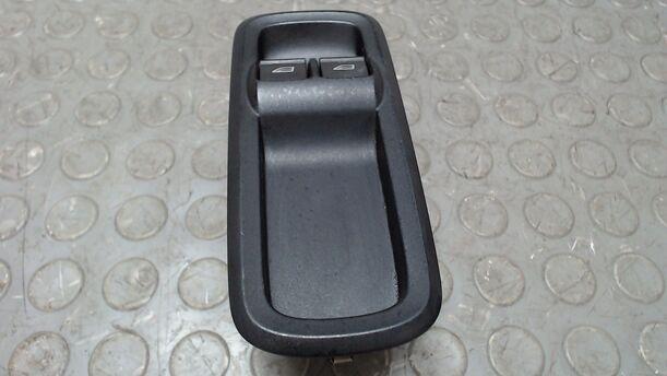 Foto: FENSTERHEBERSCHALTER VORN LINKS eines Ford Fiesta 1.25 GL