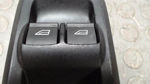 Foto: FENSTERHEBERSCHALTER VORN LINKS eines Ford Fiesta 1.25 GL