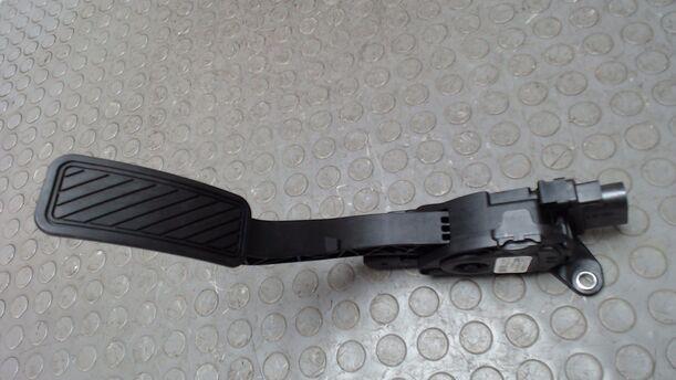 Foto: GASPEDAL ( BENZIN ) eines Ford Fiesta 1.25 GL
