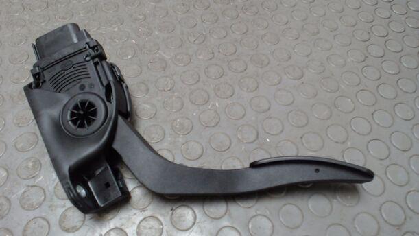 Foto: GASPEDAL ( BENZIN ) eines Ford Fiesta 1.25 GL