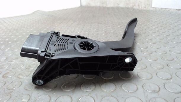 Foto: GASPEDAL ( BENZIN ) eines Ford Fiesta 1.25 GL