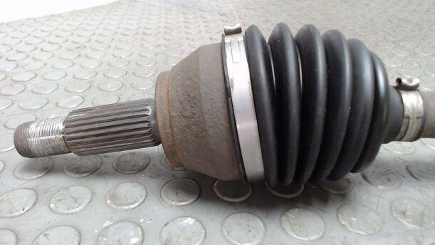 Foto: ANTRIEBSWELLE VORN LINKS eines Ford Fiesta 1.25 GL