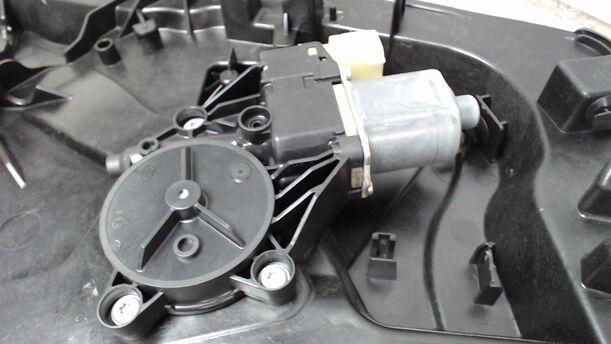Foto: FENSTERHEBER VORN LINKS ( 2/3 TÜRER ) eines Ford Fiesta 1.25 GL