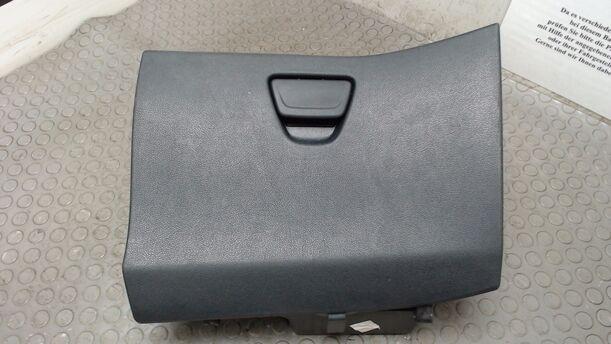Foto: HANDSCHUHFACH eines Ford Fiesta 1.25 GL