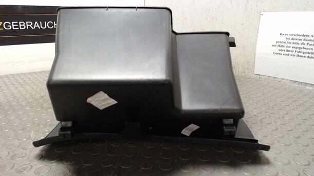 Foto: HANDSCHUHFACH eines Ford Fiesta 1.25 GL