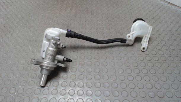 Foto: HAUPTBREMSZYLINDER eines Ford Fiesta 1.25 GL