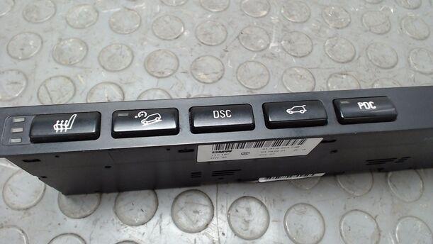 Foto: SCHALTEREINHEIT SITZHEIZUNG / HECKDECKEL eines BMW X5 3.0 d GL