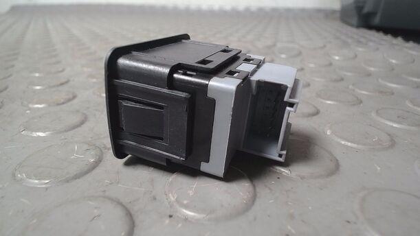 Foto: ALARMSCHALTER/ SCHALTER ALARMANLAGE eines Audi A6 allroad quattro 2.7 TDI tiptronic DPF GL