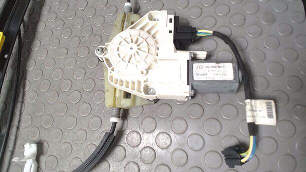 Foto: FENSTERHEBER ELEKTRISCH VORN LINKS eines Audi A6 allroad quattro 2.7 TDI tiptronic DPF GL
